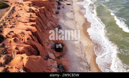 Die Tonklippe von Canoa Quebrada. Unglaublicher brasilianischer Strand Stockfoto