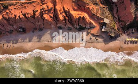 Die Tonklippe von Canoa Quebrada. Unglaublicher brasilianischer Strand Stockfoto