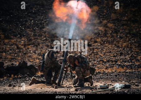 Soldaten der US-Armee verschiedener Kompanien, die der Task Force Tomahawk zur Unterstützung der Combined Joint Task Force Horn of Africa (CJTF-HOA) zugewiesen wurden, und französische Streitkräfte, die dem 5e Overseas Interarms Regiment (RIAOM) zugewiesen wurden, nehmen am 25. August 2023 an einer gemeinsamen Mörserfeuerübung in Dschibuti Teil. Die gemeinsame Live-Feuerübung ermöglichte es den Vereinigten Staaten, eine regionale Zusammenarbeit mit ihren Verbündeten aufzubauen, um zusammenzuarbeiten und die Kampftruppen der einzelnen Nationen zu verbessern. (US Air Force Fotostab Sgt. Jake Buck) Stockfoto