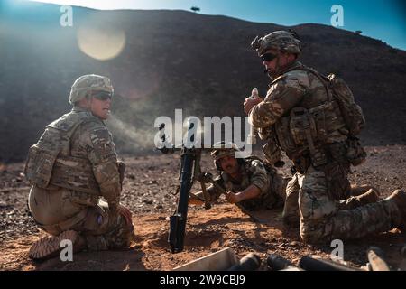 Soldaten der US-Armee verschiedener Kompanien, die der Task Force Tomahawk zur Unterstützung der Combined Joint Task Force Horn of Africa (CJTF-HOA) zugewiesen wurden, und französische Streitkräfte, die dem 5e Overseas Interarms Regiment (RIAOM) zugewiesen wurden, nehmen am 25. August 2023 an einer gemeinsamen Mörserfeuerübung in Dschibuti Teil. Die gemeinsame Live-Feuerübung ermöglichte es den Vereinigten Staaten, eine regionale Zusammenarbeit mit ihren Verbündeten aufzubauen, um zusammenzuarbeiten und die Kampftruppen der einzelnen Nationen zu verbessern. (US Air Force Fotostab Sgt. Jake Buck) Stockfoto