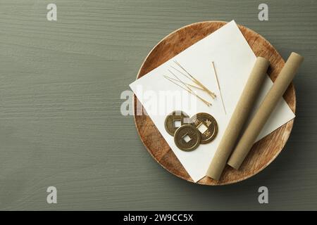Akupunkturnadeln, Moxa-Sticks und antike chinesische Münzen auf grauem Holztisch, Blick von oben. Leerzeichen für Text Stockfoto