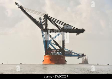 Die 45-Foot Response Boat-Medium Crew der Küstenwache Galveston begleitet das Motorschiff Zhen Hua 29 am 27. Juli 2023 durch den Houston Ship Channel. Die Zhen Hua 29-Crew lieferte drei Neo-Panamax-Schiff-zu-Land-Kräne nach Port Houston. (Video der US-Küstenwache von Petty Officer 3. Klasse Perry Shirzad) Stockfoto