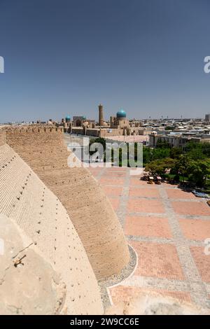 27. JUNI 2023, BUCHARA, USBEKISTAN: Der Blick auf die Altstadt von Buchara von den Mauern der Arche aus Stockfoto