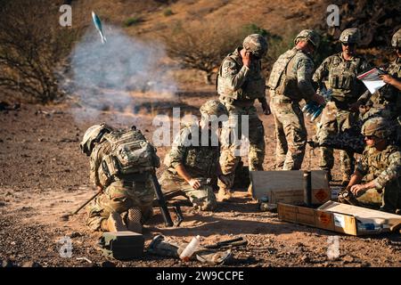 Soldaten der US-Armee verschiedener Kompanien, die der Task Force Tomahawk zur Unterstützung der Combined Joint Task Force Horn of Africa (CJTF-HOA) zugewiesen wurden, und französische Streitkräfte, die dem 5e Overseas Interarms Regiment (RIAOM) zugewiesen wurden, nehmen am 25. August 2023 an einer gemeinsamen Mörserfeuerübung in Dschibuti Teil. Die gemeinsame Live-Feuerübung ermöglichte es den Vereinigten Staaten, eine regionale Zusammenarbeit mit ihren Verbündeten aufzubauen, um zusammenzuarbeiten und die Kampftruppen der einzelnen Nationen zu verbessern. (US Air Force Fotostab Sgt. Jake Buck) Stockfoto