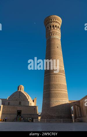 27. JUNI 2023, BUCHARA, USBEKISTAN: Blick über die POI Kalon Moschee und Minarett bei Sonnenuntergang in Buchara, Usbekistan. Vertikales Bild mit Kopierraum f Stockfoto