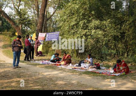 Kalkutta, Westbengalen, Indien. Dezember 2023. Eingebettet in die grüne Weite des ländlichen Howrah, blüht eine einzigartige Messe. Diese achttägige Veranstaltung (24. Bis 31. Dezember), die auch als „Pariser Bandhab Haat“ bezeichnet wird, verwebt Fäden aus Umweltbewusstsein, Wissenschaftsbildung und lokalem Einfallsreichtum. Heute, am 3. Tag der Messe, knistert die Atmosphäre vor Spannung, während eine Handvoll leidenschaftlicher Einheimischer im Mittelpunkt stehen, bewaffnet mit fesselnden wissenschaftlichen Demonstrationen und umweltfreundlichen wares.Organized von der Madhabpur Paribesh Chetana Samiti, einem lokalen Umweltbewusstseins-Gros Stockfoto