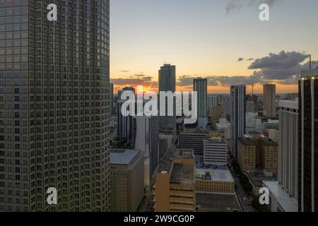 Abendliche Stadtlandschaft im Stadtteil Miami Brickell in Florida, USA. Skyline mit hohen Wolkenkratzern in moderner amerikanischer Megapolis Stockfoto