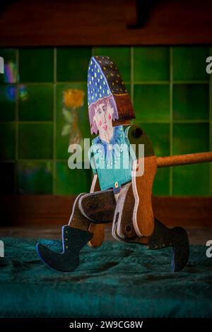 Tanzendes Clown-Spielzeug, Limberjack, traditionelles tanzendes Mann-Schlaginstrument. Stockfoto