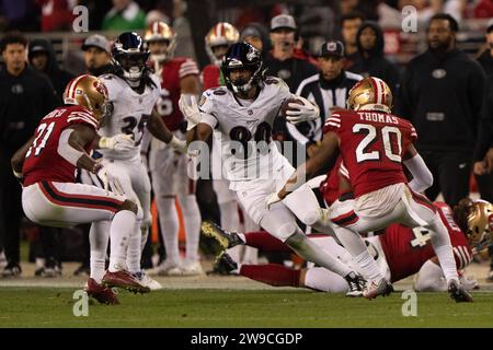 Dezember 2023; Santa Clara, CA, USA; Baltimore Ravens Tight End Isaiah wahrscheinlich (80) versucht im dritten Quartal im Levi’s Stadium, die Sicherheit der San Francisco 49ers Tashaun Gipson Sr. (31) und Cornerback Ambry Thomas (20) zu umgehen. (Stan Szeto/Image of Sport) Stockfoto