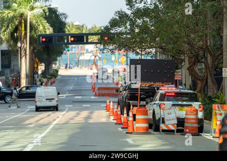 Autoverkehr Fahren auf der amerikanischen Straße mit Ampeln in Miami, Florida. Transport in den USA Stockfoto