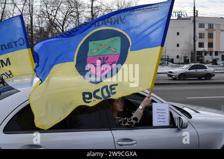 Zaporischzhia, Ukraine. Dezember 2023. Ein Demonstrant hält während der Motorkundgebung ein Banner, um ukrainische Kriegsgefangene zu unterstützen, unter dem Motto „sei nicht still! Gefangenschaft tötet!“ In Zaporischzhia. Der ukrainische Präsident Wolodymyr Zelenskyj hat gesagt, dass der Prozess des Austauschs von Kriegsgefangenen aus bestimmten Gründen von Russland behindert wurde, hofft aber, dass dieser Weg bald eröffnet wird. „Wir arbeiten jetzt daran, eine ziemlich anständige Anzahl unserer Leute zurückzuholen. Gott will, wir werden Erfolg haben", sagte er auf seiner Pressekonferenz zum Jahresende am 19. Dezember 2023. Quelle: SOPA Images Limited/Alamy Live News Stockfoto