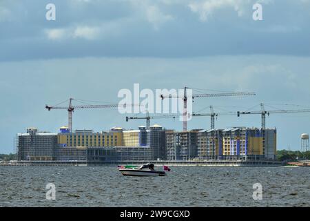 Turmdrehkrane und Rahmenkonstruktion von hohen Wohnhäusern auf der Baustelle. Immobilienentwicklung Stockfoto