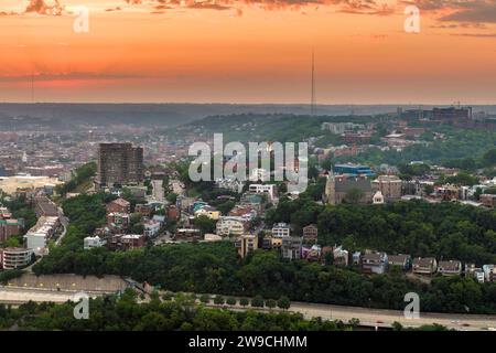 Cincinnati, Ohio Wohnviertel Stadtlandschaft. Mount Adams ist ein geografisches Wahrzeichen östlich der Innenstadt von Cincinnati Stockfoto