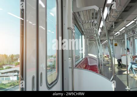 Eingangstür, U-Bahn-Wagen, Innenraum mit roten Sitzen und Handläufen. Stockfoto