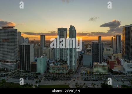 Blick von oben auf Wolkenkratzer und Stadtverkehr im Stadtviertel Miami Brickell in Florida, USA bei Sonnenuntergang. Amerikanische Megapolis mit Stockfoto
