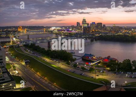 Luftaufnahme des Autobahnverkehrs in Cincinnati City, Ohio bei Nacht. Hell beleuchtete hohe Wolkenkratzer Gebäude in modernen amerikanischen Farben Stockfoto