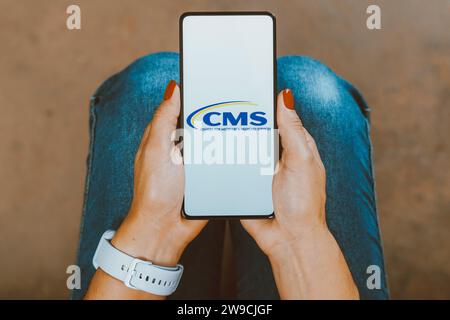 Brasilien. Dezember 2023. In dieser Fotoabbildung wird das CMS-Logo (Centers for Medicare and Medicaid Services) auf einem Smartphone-Bildschirm angezeigt. Quelle: SOPA Images Limited/Alamy Live News Stockfoto