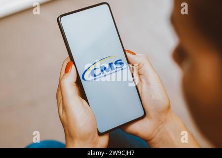 Brasilien. Dezember 2023. In dieser Fotoabbildung wird das CMS-Logo (Centers for Medicare and Medicaid Services) auf einem Smartphone-Bildschirm angezeigt. Quelle: SOPA Images Limited/Alamy Live News Stockfoto