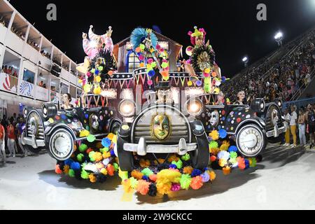 Rio de Janeiro, Brasilien, 19. Februar 2023. Parade der Samba-Schulen der Gold-Serie während des Karnevals in Rio de Janeiro. Stockfoto