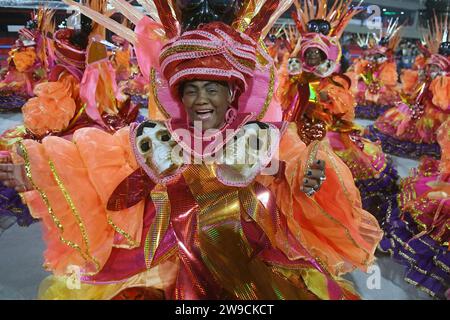 Rio de Janeiro, Brasilien, 19. Februar 2023. Parade der Samba-Schulen der Gold-Serie während des Karnevals in Rio de Janeiro. Stockfoto