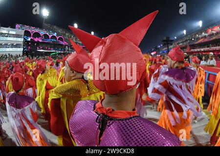Rio de Janeiro, Brasilien, 19. Februar 2023. Parade der Samba-Schulen der Gold-Serie während des Karnevals in Rio de Janeiro. Stockfoto