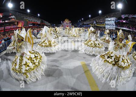 Rio de Janeiro, Brasilien, 19. Februar 2023. Parade der Samba-Schulen der Gold-Serie während des Karnevals in Rio de Janeiro. Stockfoto