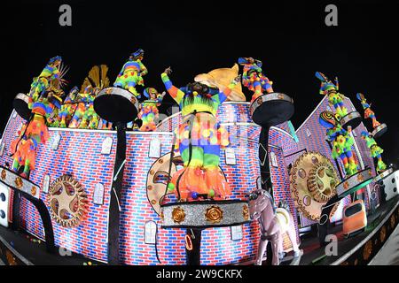 Rio de Janeiro, Brasilien, 19. Februar 2023. Parade der Samba-Schulen der Gold-Serie während des Karnevals in Rio de Janeiro. Stockfoto