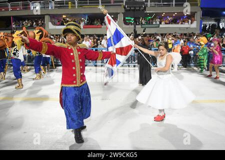 Rio de Janeiro, Brasilien, 19. Februar 2023. Parade der Samba-Schulen der Gold-Serie während des Karnevals in Rio de Janeiro. Stockfoto