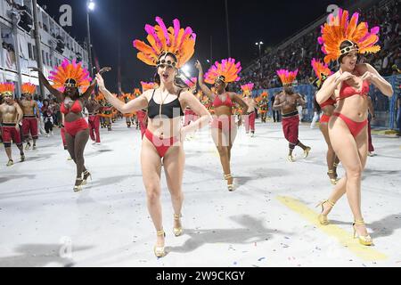 Rio de Janeiro, Brasilien, 19. Februar 2023. Parade der Samba-Schulen der Gold-Serie während des Karnevals in Rio de Janeiro. Stockfoto