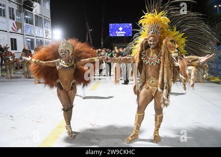 Rio de Janeiro, Brasilien, 19. Februar 2023. Parade der Samba-Schulen der Gold-Serie während des Karnevals in Rio de Janeiro. Stockfoto