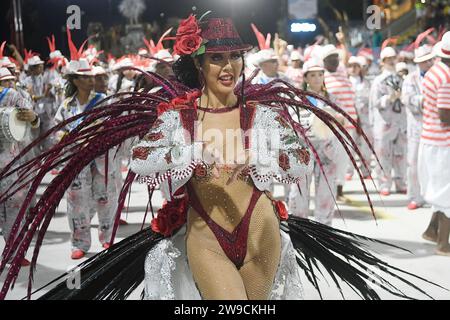 Rio de Janeiro, Brasilien, 19. Februar 2023. Parade der Samba-Schulen der Gold-Serie während des Karnevals in Rio de Janeiro. Stockfoto
