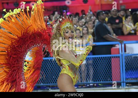 Rio de Janeiro, Brasilien, 19. Februar 2023. Parade der Samba-Schulen der Gold-Serie während des Karnevals in Rio de Janeiro. Stockfoto