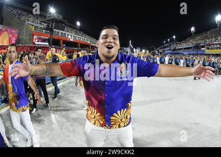 Rio de Janeiro, Brasilien, 19. Februar 2023. Parade der Samba-Schulen der Gold-Serie während des Karnevals in Rio de Janeiro. Stockfoto