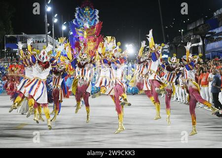 Rio de Janeiro, Brasilien, 19. Februar 2023. Parade der Samba-Schulen der Gold-Serie während des Karnevals in Rio de Janeiro. Stockfoto