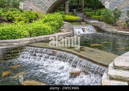 Wasserkaskaden im Mary Ellen Imlay Channel Garden im Storza Woods im Atlanta Botanical Garden in Midtown Atlanta, Georgia. (USA) Stockfoto