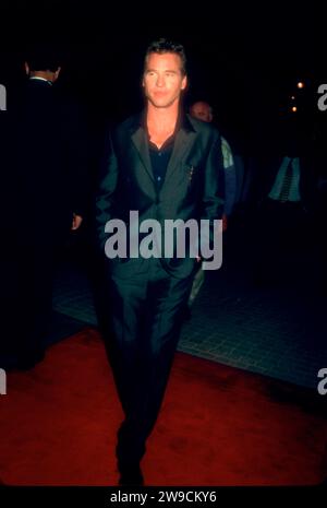 Los Angeles, Kalifornien, USA 3. Oktober 1996 Schauspieler Val Kilmer besucht die Paramount Studios ÔThe Ghost und die DarknessÕ Premiere in den Paramount Studios am 3. Oktober 1996 in Los Angeles, Kalifornien. Foto: Barry King/Alamy Stock Photo Stockfoto