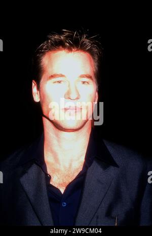 Los Angeles, Kalifornien, USA 3. Oktober 1996 Schauspieler Val Kilmer besucht die Paramount Studios ÔThe Ghost und die DarknessÕ Premiere in den Paramount Studios am 3. Oktober 1996 in Los Angeles, Kalifornien. Foto: Barry King/Alamy Stock Photo Stockfoto