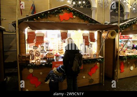 Sankt Petersburg, Russland. Dezember 2023. Shopper kaufen auf dem Manezhnaya-Platz auf dem Weihnachtsmarkt zu Ehren des Neujahrs und Weihnachten ein. Quelle: SOPA Images Limited/Alamy Live News Stockfoto