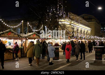 Sankt Petersburg, Russland. Dezember 2023. Shopper kaufen auf dem Manezhnaya-Platz auf dem Weihnachtsmarkt zu Ehren des Neujahrs und Weihnachten ein. Quelle: SOPA Images Limited/Alamy Live News Stockfoto