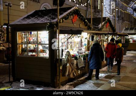 Sankt Petersburg, Russland. Dezember 2023. Shopper kaufen auf dem Manezhnaya-Platz auf dem Weihnachtsmarkt zu Ehren des Neujahrs und Weihnachten ein. Quelle: SOPA Images Limited/Alamy Live News Stockfoto