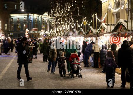 Sankt Petersburg, Russland. Dezember 2023. Die Menschen laufen auf dem Manezhnaya-Platz auf dem Weihnachtsmarkt zu Ehren des Neujahrs und Weihnachten. Quelle: SOPA Images Limited/Alamy Live News Stockfoto