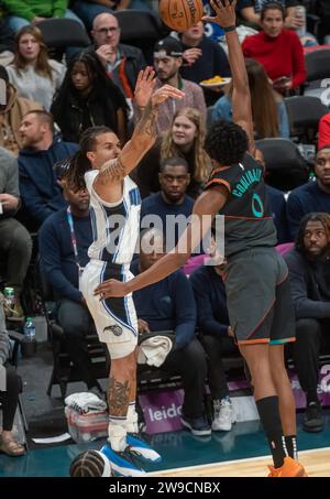 Washington, USA. Dezember 2023. WASHINGTON, DC – 26. DEZEMBER: Orlando Magic Guard Cole Anthony (50) schießt lange über Washington Wizards Guard Bilal Coulibaly (0) während eines NBA-Spiels zwischen den Washington Wizards und den Orlando Magic am 26. Dezember 2023 in der Capital One Arena in Washington, DC. (Foto: Tony Quinn/SipaUSA) Credit: SIPA USA/Alamy Live News Stockfoto