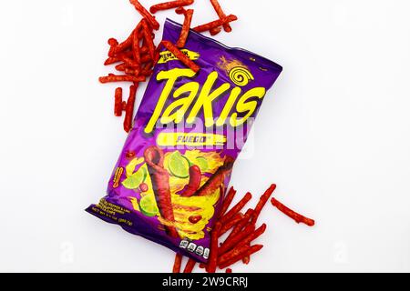 Rollende Tortilla Chips mit Chili und Limette von Takis Fuego Stockfoto