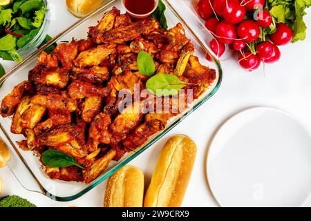 Hähnchenflügel in Büffelsoße gekocht und gebacken. Stockfoto