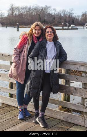 Mutter und Erwachsene Tochter auf einem Holzsteg in Richmond, British Columbia, Kanada Stockfoto
