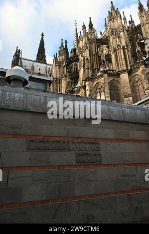 Köln, Deutschland. Dezember 2023. Dombauhütte Köln. Hier führen rund 100 Handwerker laufende Renovierungsarbeiten am Kölner Dom durch und erhalten damit das Gebäude. Quelle: Horst Galuschka/dpa/Alamy Live News Stockfoto