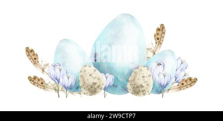 Aquarellfarben Frühlings-Osterkomposition mit blassblauen Eiern, beigen Federn und ersten lila Blumen Krokusse. Handgezeichnete Boho, Vintage-Arrangement Stockfoto