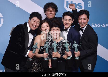 Dateifoto vom 19. Januar 2020 zeigt Song Kang Ho, so-Dam Park, Jeong-eun Lee, Sun-kyun Lee, Woo-sik Choi, und Bong Joon-ho, Gewinner von Outstanding Performance by A Cast in a Motion Picture für „Parasit“, posiert im Presseraum während der 26. jährlichen Screen Actors Guild Awards im Shrine Auditorium in Los Angeles, CA, USA. Der südkoreanische Schauspieler Lee Sun-kyun, der vor allem für seine Rolle in dem Oscar-prämierten Film Parasit bekannt ist, wurde laut Polizei tot aufgefunden. Der 48-jährige Schauspieler soll am Mittwoch in einem Auto in einem Park im Zentrum von Seoul bewusstlos aufgefunden worden sein. Es ist unklar, ob Lee seine nahm Stockfoto