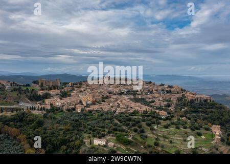 Ein Blick auf das toskanische Dorf auf einem Hügel und die Weinhauptstadt Montepulciano Stockfoto