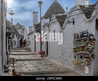 Alberobello, Italien - 2. Dezember 2023: Souvenirshop mit lokalen Spezialitäten im Rione Monti District von Alberobello Stockfoto